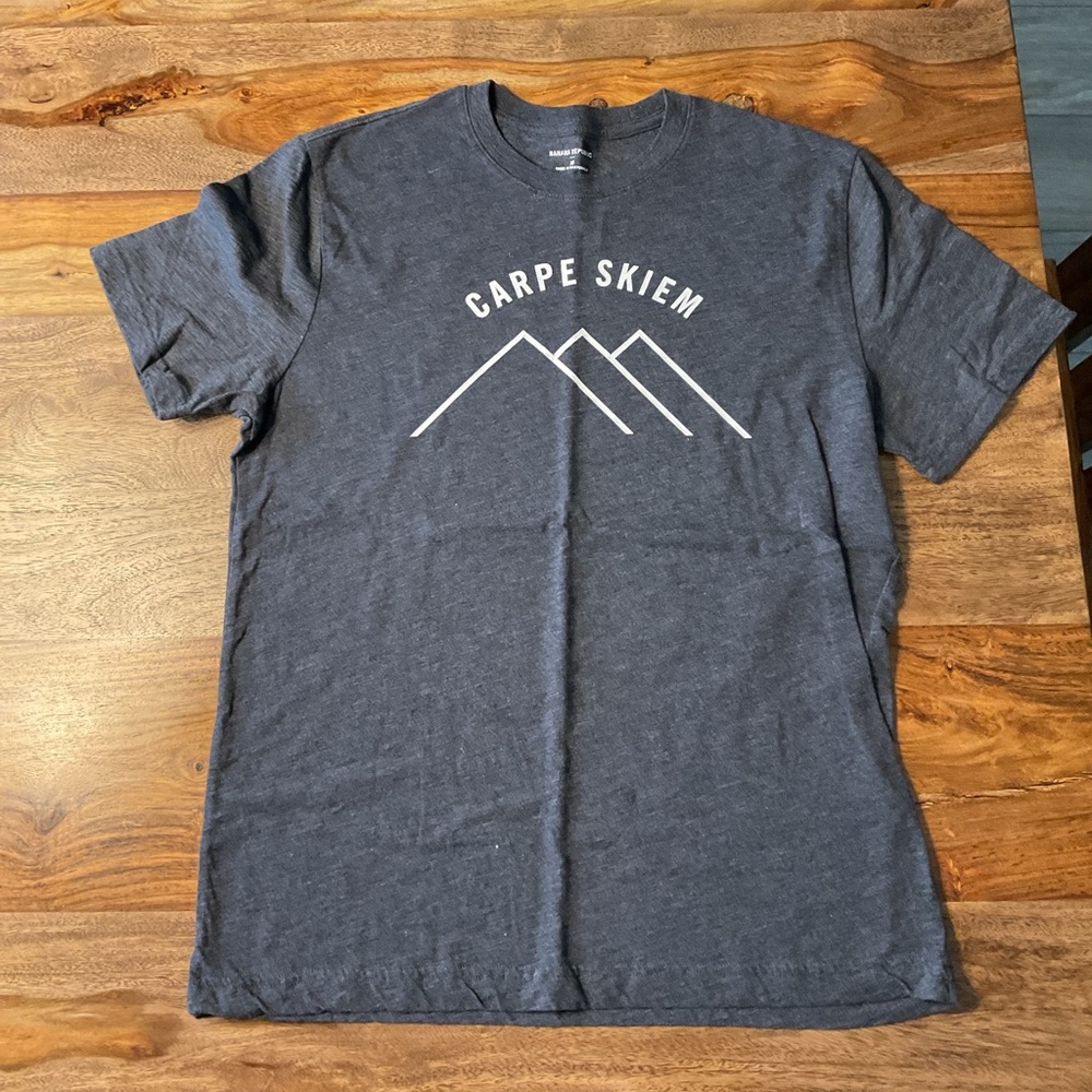Men’s Banana Republic tshirt. Size M. Excellent used condition. Dark gray